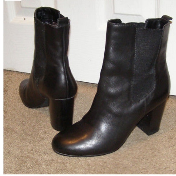 TAHARI sz 9 black leather ankle boots Pull on EUC - Picture 2 of 7